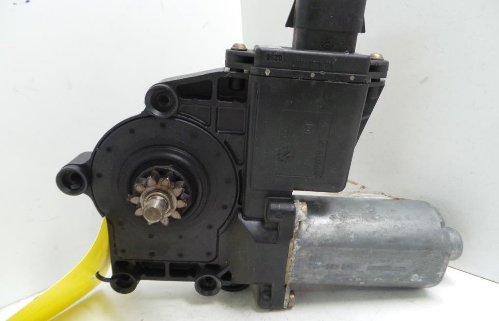 Opel Vectra B Bj.97 Fensterhebermotor vorne links 90520227